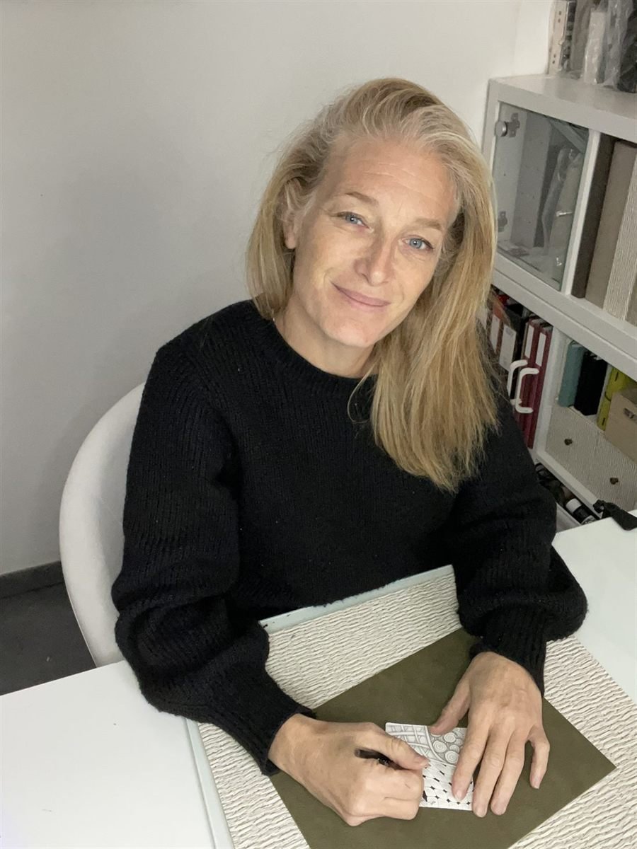Nathalie Guillemet, enseignante certifiée CZT, traçant une tuile à sa table de travail